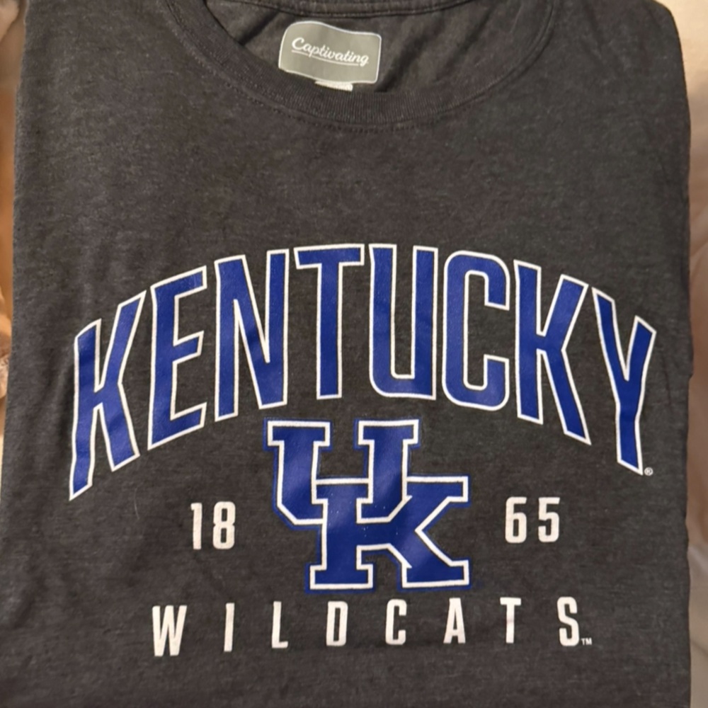 U of K Wildcats t-shirt